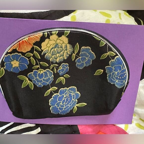 Floral Asian Influenced Silky Floral Cosmetic Bag
Black/ Red/ Blue - Picture 9 of 9